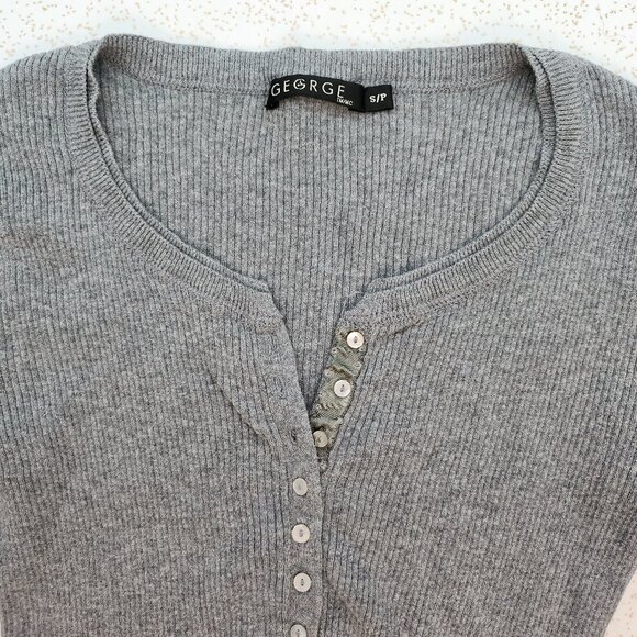 Grey undershirt styled shirt with 3/4 length sleeves - Picture 6 of 8